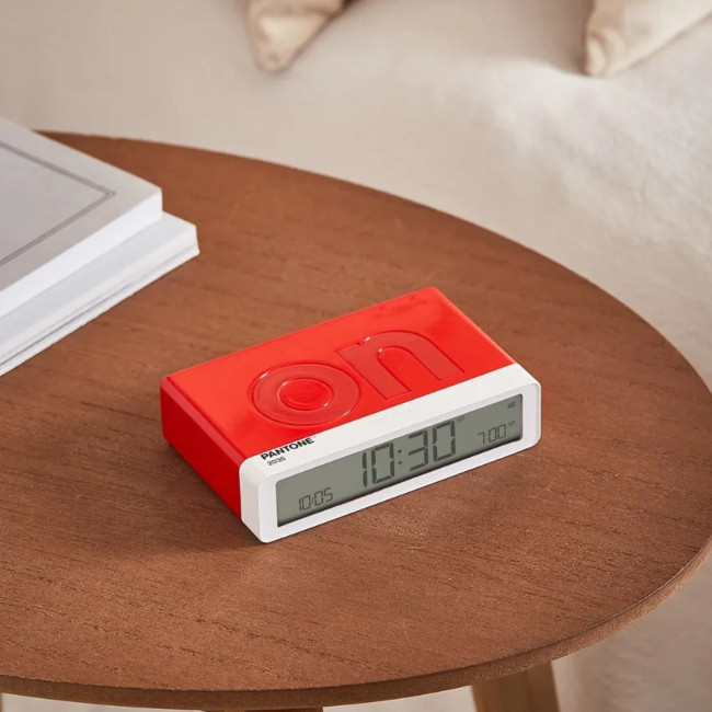 Réveil Flip Classic Lexon® x Pantone Rouge 2035 