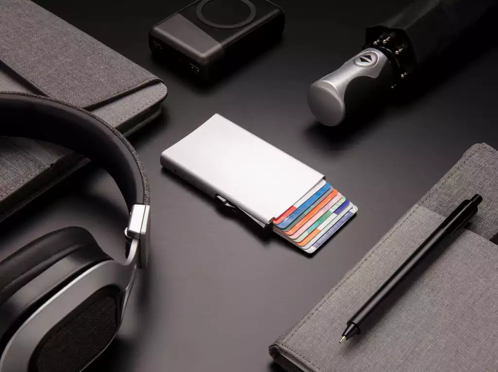 Porte-cartes en aluminium