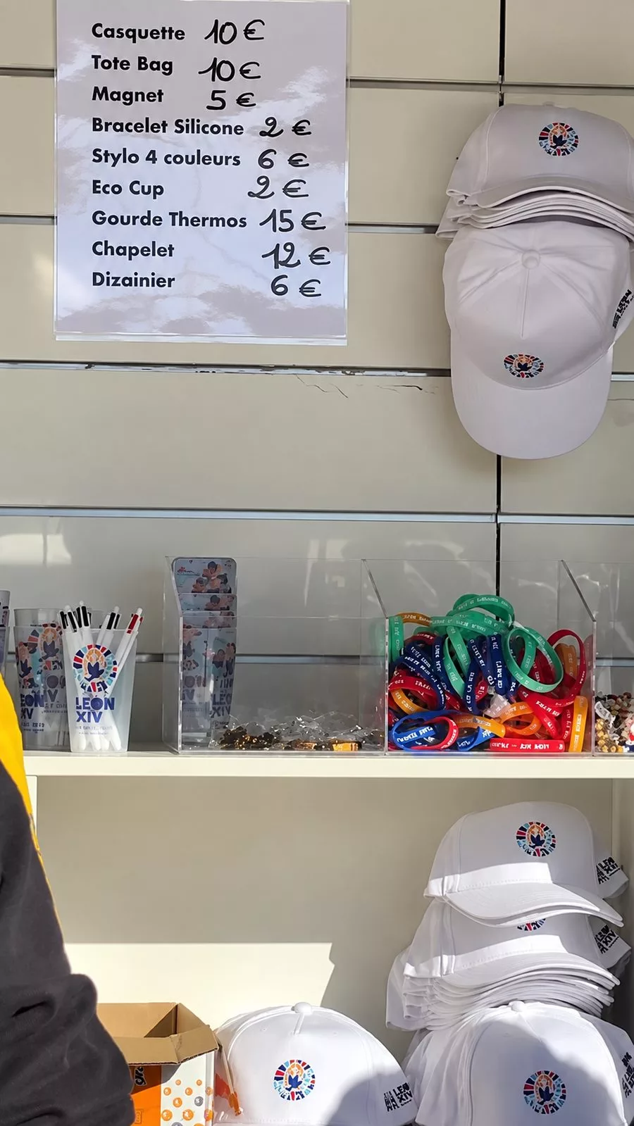 Boutique officielle de la visite du pape Léon XIV : casquettes, gobelets, stylos BIC et bracelets