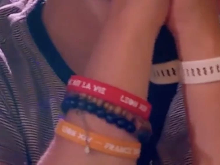 Bracelets en silicone Léon XIV portés lors de la veillée des jeunes au Stade de France
