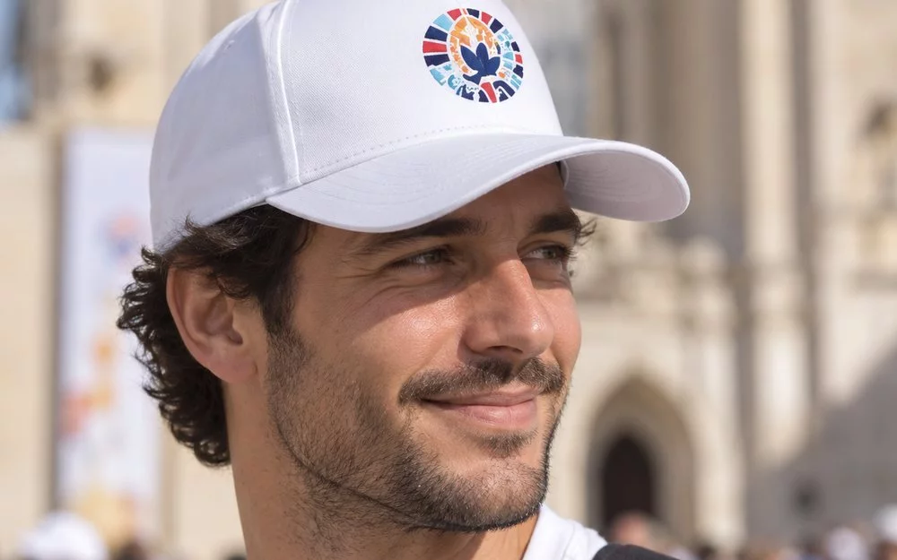 Casquette blanche brodée du logo de la visite du pape Léon XIV