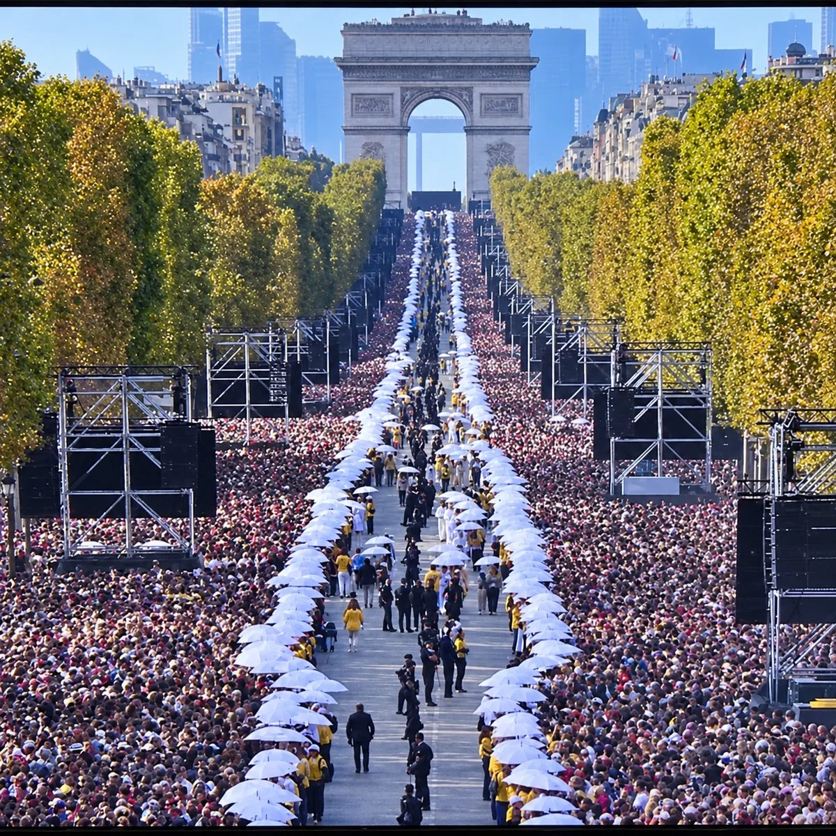 Haie de parapluies blancs sur les Champs-Élysées pour la communion lors de la messe du pape Léon XIV