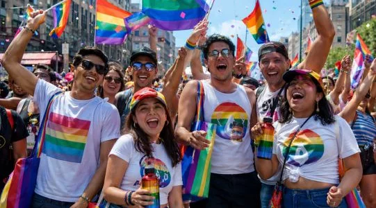 Célébrez le Mois des Fiertés 2026 avec nos goodies arc-en-ciel